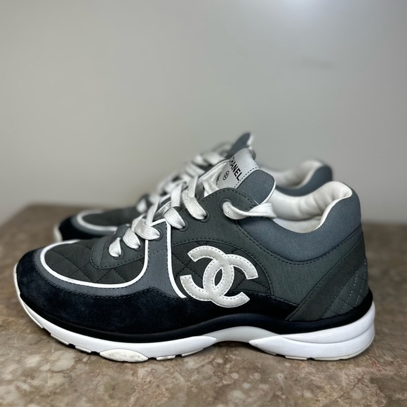 Chanel 2023 interlocking CC logo sneakers size 39 - Picture 1 of 12